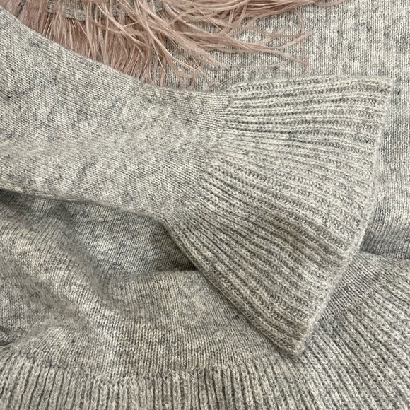 Cinq a sept / grey emira pink Ostrich feather Cropped Ruffle  Sweater XS - Picture 8 of 8
